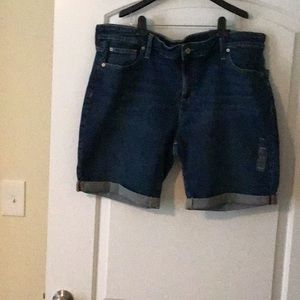 Gap women denim 9” Bermuda shorts size 20/35 new stretch midrise
